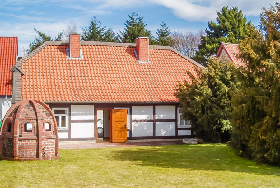 Glasmacherhaus mit Agricolaofen, Foto: Glasmacherhaus Grünenplan Glasmacherhaus mit Agricolaofen - Glasmuseum Grünenplan