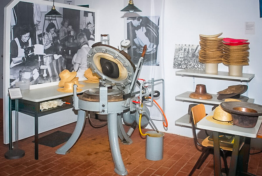 Hutpresse im Museum der Strohverarbeitung Twistringen