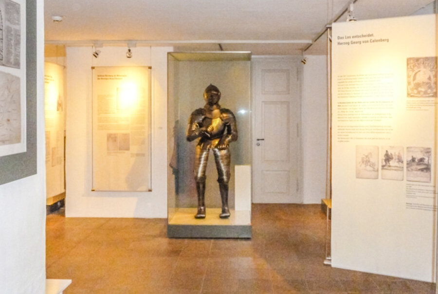 Abt. Welfengeschichte mit Feldküriss / Rüstung um 1550/60, Foto: Museum Schloss Herzberg am Harz Ritterrüstung um 1550 in der Abteilung Welfengeschichte - Museum Herzberg am Harz