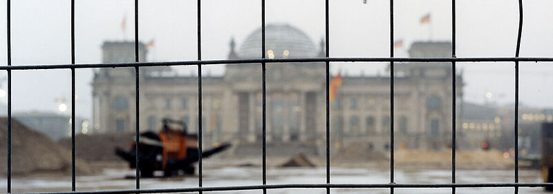 Reichstagsgelände Berlin hinter Zaun