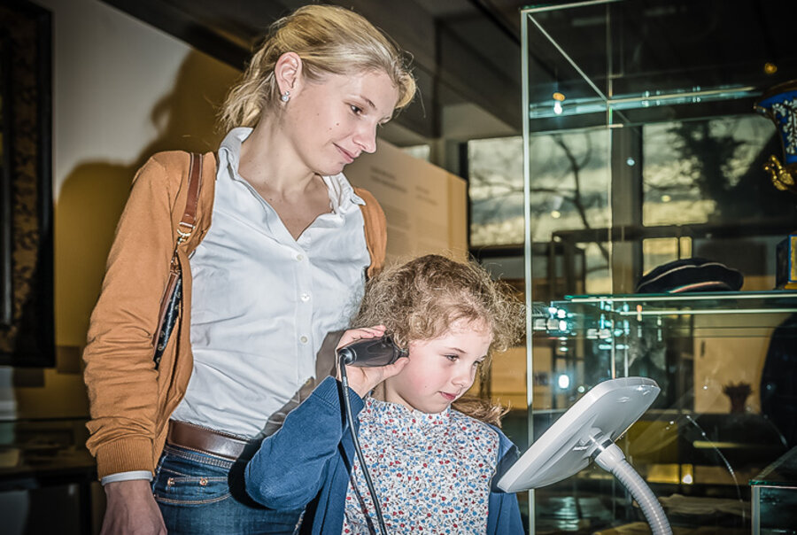 Besucher in der Ausstellung, Foto: Museum Lüneburg Besucher in der Ausstellung des Museums Lüneburg
