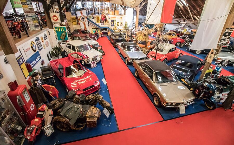 Blick von oben auf die Ausstellung im Automobil- und Spielzeugmuseum