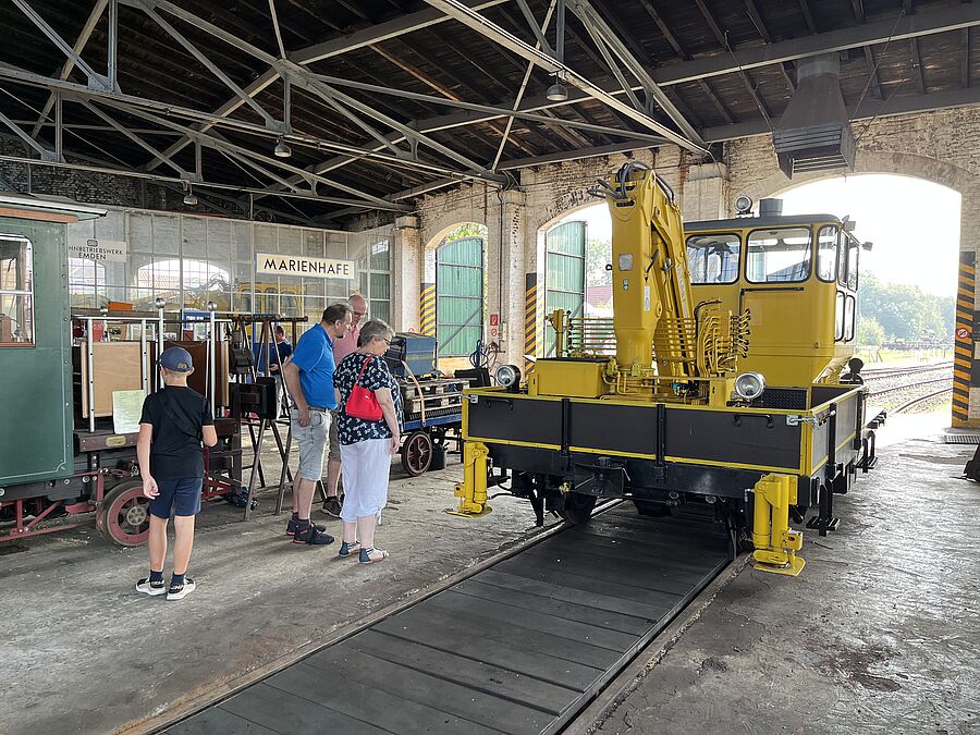 Historische, zum Teil aber auch noch aktiv eingesetzte Fahrzeuge sind im Eisenbahnmuseum zu sehen.