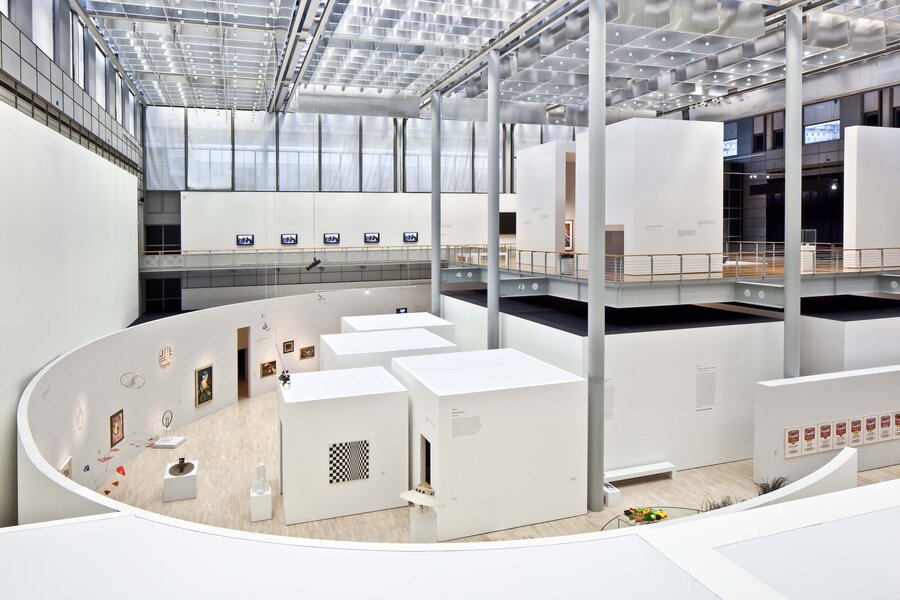 Die Ausstellungshalle ist 16 Meter hoch und bietet Raum für flexible Architekturen. Foto: Marek Kruszewski Die Ausstellungshalle des Kunstmuseums Wolfsburg