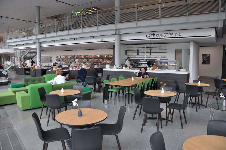 Genießen Sie von 11.30–14 Uhr bei einem Mittagstisch im Café Kunstpause die inspirierende Museumsatmosphäre, Foto: Marek Kruszewski Café Kunstpause im Kunstmuseum Wolfsburg