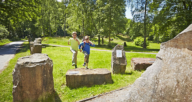 Abenteuer im geologischen Freilichtmuseum Bad Bentheim: Kinder entdecken die faszinierende Welt der Steine und Felsen