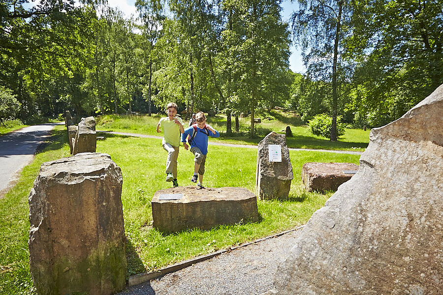 Abenteuer im geologischen Freilichtmuseum Bad Bentheim: Kinder entdecken die faszinierende Welt der Steine und Felsen