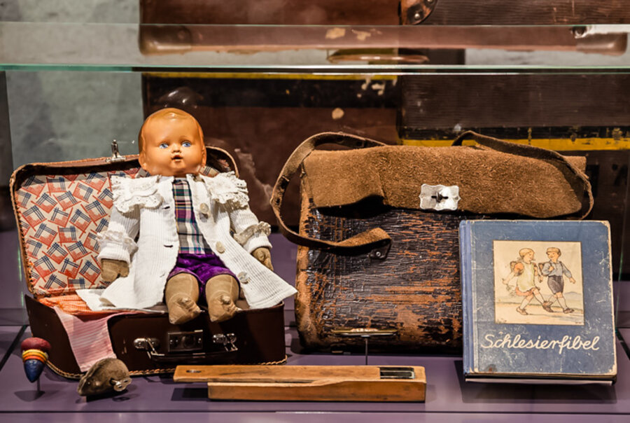 Nicht von hier? Migration und Integration im Celler Land, Foto: Fotostudio Loeper, Celle Nicht von hier? Migration und Integration im Celler Land - Bomann Museum Celle