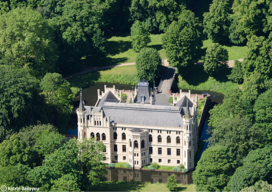 Luftaufnahme der Rückseite des Schlosses Evenburg