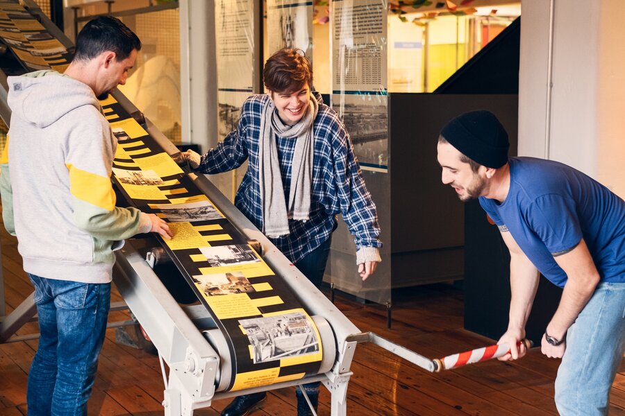 Am Förderband lassen sich Ereignisse der Bremer Hafengeschichte nachvollziehen, Foto: Daniela Buchholz Am Förderband lassen sich Ereignisse der Bremer Hafengeschichte nachvollziehen.