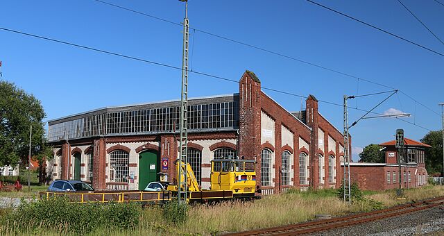 Im denkmalgeschützten Lokschuppen in Norden ist das Eisenbahnmuseum der MKO zu finden.