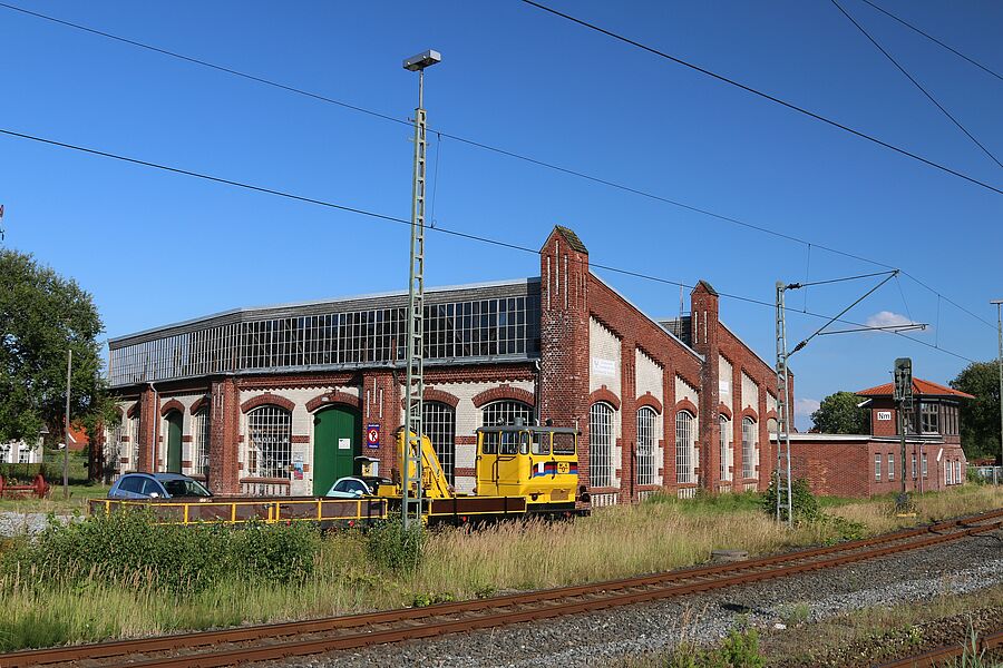 Im denkmalgeschützten Lokschuppen in Norden ist das Eisenbahnmuseum der MKO zu finden.