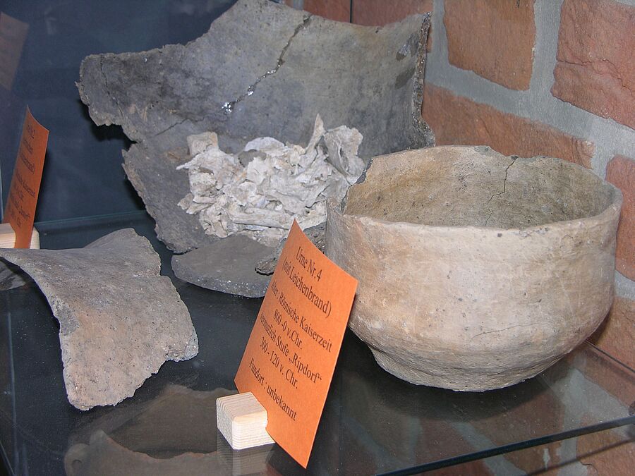 Urnen im Burgmuseum