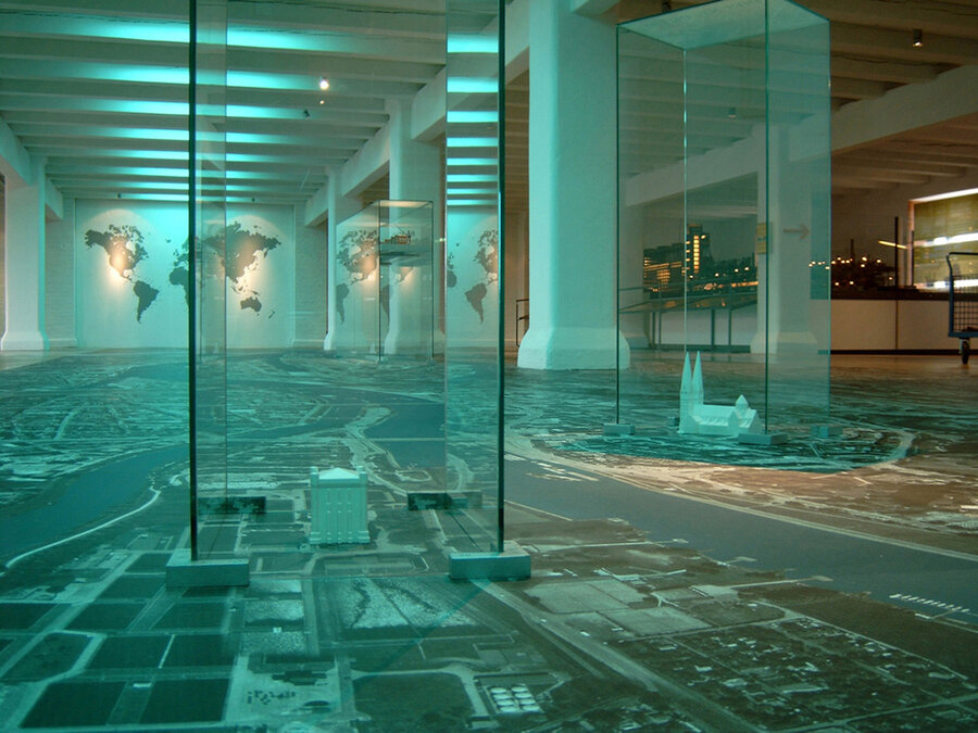 Begehbares Fußbodenmodell des Hafengebietes, Foto: Daniela Buchholz Blick in die Dauerausstellung