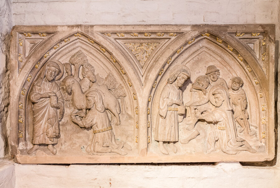 Die Arztheiligen Cosmas und Damian auf einem Sandsteinrelief, Foto: Rita Stumper Die Arztheiligen Cosmas und Damian auf einem Sandsteinrelief