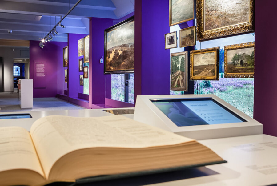 Gemalt, besungen, bereist - die Entdeckung der Heide, Foto: Fotostudio Loeper, Celle Gemalt, besungen, bereist - die Entdeckung der Heide - Bomann Museum Celle