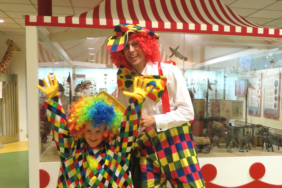 Besucherauftritt vor der Zirkusvitrine, Foto: Stiftung Spiel Besucherauftritt vor der Zirkusvitrine - Spielmuseum Soltau