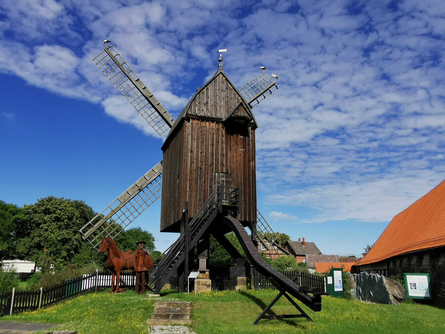 Originale Bockwindmühle aus Osterlinde mit Störchen, Foto: Stadt Salzgitter, Städtisches Museum Schloss Salder Originale Bockwindmühle aus Osterlinde mit Störchen Städtisches Museum Schloss Salder