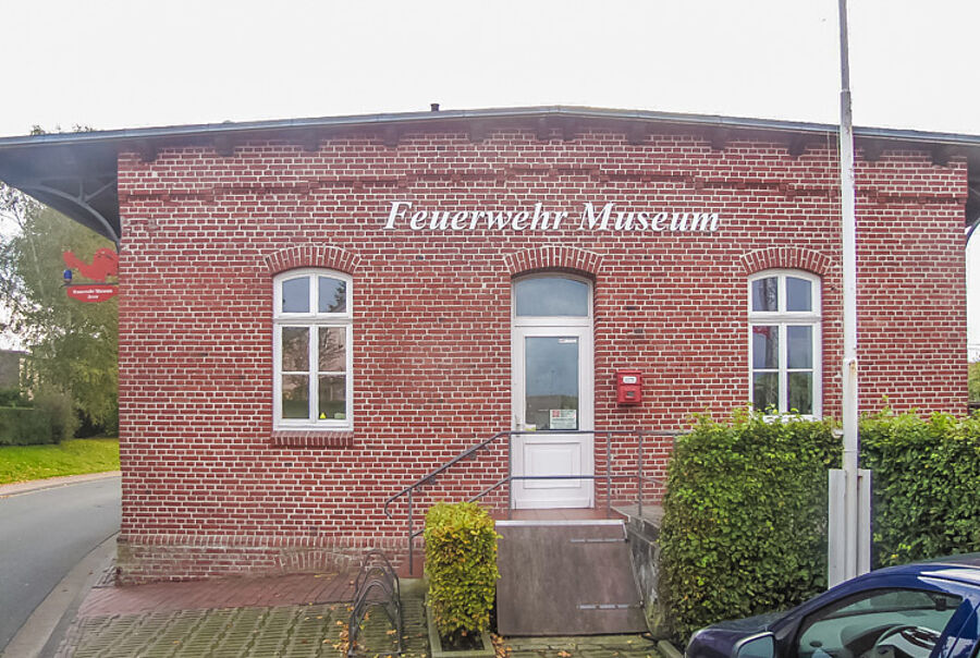 Der unter Denkmalschutz stehende Güterschuppen mit dem Erweiterungsbau am Bahnhof Jever beherbergt das "Feuerwehrmuseum Jever im Oldenburger Land"