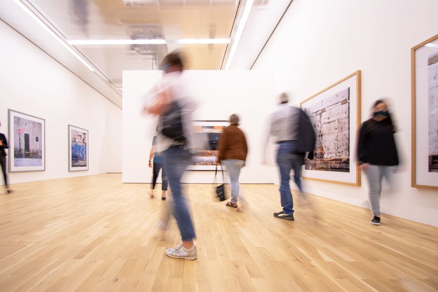 Blick in eine der wechselnden Ausstellungen, Foto: Marek Kruszewski Blick in die AUsstellung im Kunstmuseum Wolfsburg