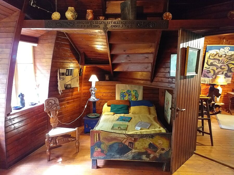 Ein Bett und Möbel von Bernhard Hoetger zeigt das Schlafzimmer in der Käseglocke